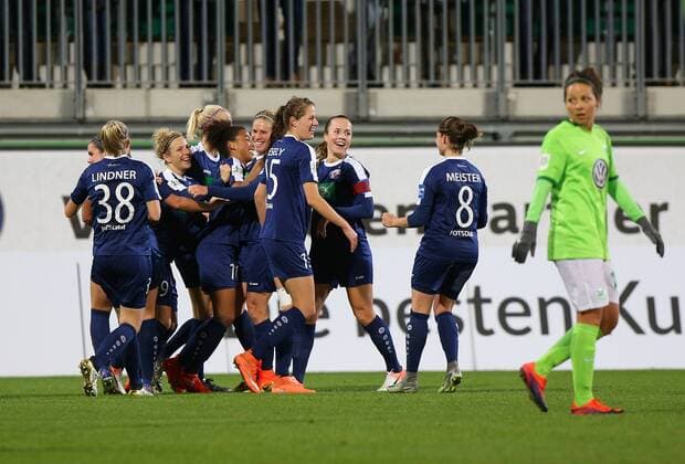 VfL vs Potsdam, Frauen Wolfsburg, Deutschland. 02.11.2016, FUßBALL - VfL Wolfsburg vs 1. FFC Turbine Potsdam, 1. Allianz Frauen Bundesliga, Saison 2016-17. Bild zeigt: Aigbogun (Turbine Potsdam) jubelt mit der Mannschaft nach ihrem Tor zum 0:1 Wolfsburg