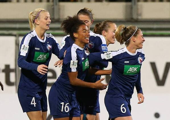VfL vs Potsdam, Frauen Wolfsburg, Deutschland. 02.11.2016, FUßBALL - VfL Wolfsburg vs 1. FFC Turbine Potsdam, 1. Allianz Frauen Bundesliga, Saison 2016-17. Bild zeigt: Aigbogun (Turbine Potsdam) jubelt mit der Mannschaft nach ihrem Tor zum 0:1 Wolfsburg