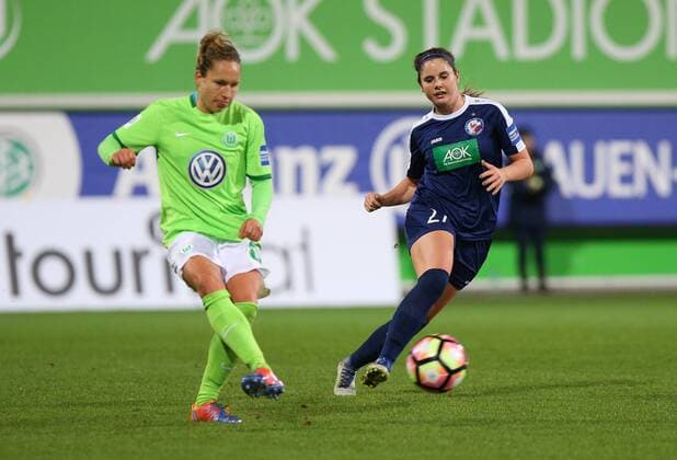 VfL vs Potsdam, Frauen Wolfsburg, Deutschland. 02.11.2016, FUßBALL - VfL Wolfsburg vs 1. FFC Turbine Potsdam, 1. Allianz Frauen Bundesliga, Saison 2016-17. Bild zeigt: Babette Peter (VfL Wolfsburg), Sarah Zazdrazil (Turbine Potsdam) Wolfsburg
