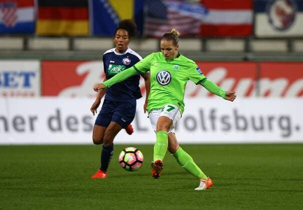 VfL vs Potsdam, Frauen Wolfsburg, Deutschland. 02.11.2016, FUßBALL - VfL Wolfsburg vs 1. FFC Turbine Potsdam, 1. Allianz Frauen Bundesliga, Saison 2016-17. Bild zeigt: Isabel Kerschowski (VfL Wolfsburg), Aigbogun (Turbine Potsdam) Wolfsburg