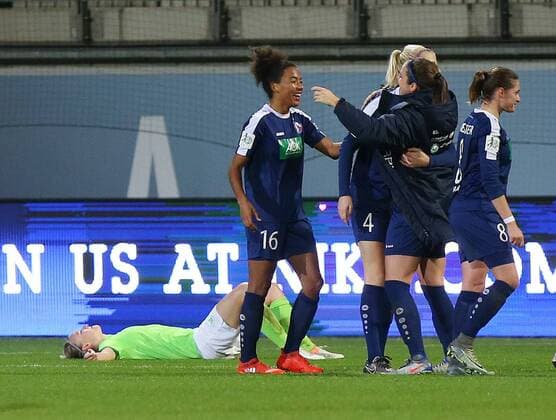 VfL vs Potsdam, Frauen Wolfsburg, Deutschland. 02.11.2016, FUßBALL - VfL Wolfsburg vs 1. FFC Turbine Potsdam, 1. Allianz Frauen Bundesliga, Saison 2016-17. Bild zeigt: Potsdam Schlussjubel, VfL enttäuscht, traurig, niedergeschlagen, verzweifelt, down, frust, frustriert, enttäuschung Wolfsburg