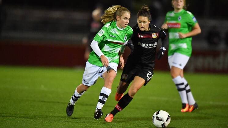 Zweikampf Pauline Dallmann (Borussia Mönchengladbach) (4) Francesca Weber (Bayer 04 Leverkusen) (21), Allianz Frauen-Bundesliga : Bayer 04 Leverkusen - Borussia Mönchengladbach, xmkx