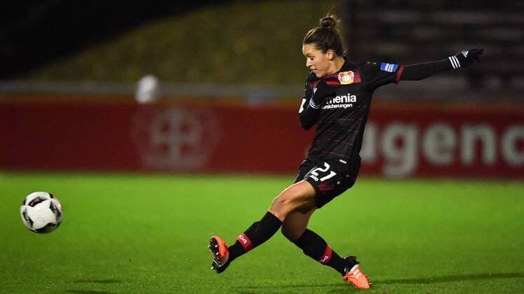 Torschuss Francesca Weber (Bayer 04 Leverkusen) (21), Allianz Frauen-Bundesliga : Bayer 04 Leverkusen - Borussia Mönchengladbach, xmkx