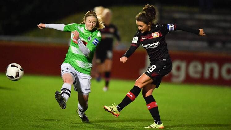 Nadja Kleinikel (Borussia Mönchengladbach) versucht (8) Torschuss von Ramona Petzelberger (Bayer 04 Leverkusen) (8) zu blocken, Allianz Frauen-Bundesliga : Bayer 04 Leverkusen - Borussia Mönchengladbach, xmkx