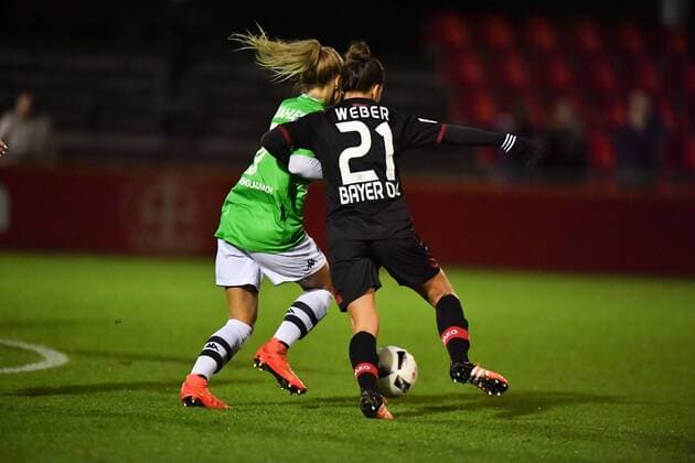 Zweikampf Vanessa Wahlen (Borussia Mönchengladbach) (17) Francesca Weber (Bayer 04 Leverkusen) (21), Allianz Frauen-Bundesliga : Bayer 04 Leverkusen - Borussia Mönchengladbach, xmkx