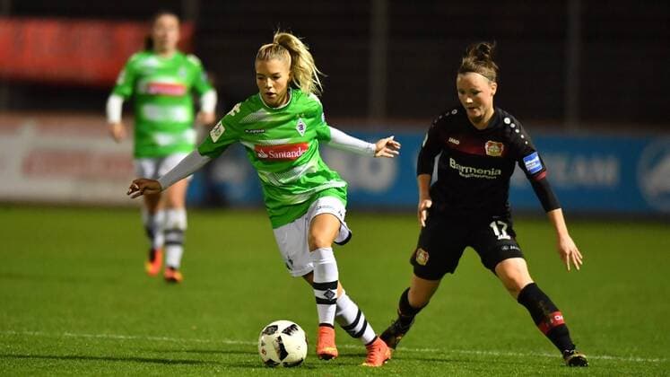 Vanessa Wahlen (Borussia Mönchengladbach) (17) mit Ball vor Marina Hegering (Bayer 04 Leverkusen) (17), Allianz Frauen-Bundesliga : Bayer 04 Leverkusen - Borussia Mönchengladbach, xmkx