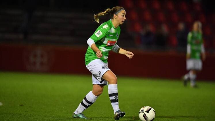 Sandra Starmanns (Borussia Mönchengladbach) (5) mit Ball, Allianz Frauen-Bundesliga : Bayer 04 Leverkusen - Borussia Mönchengladbach, xmkx