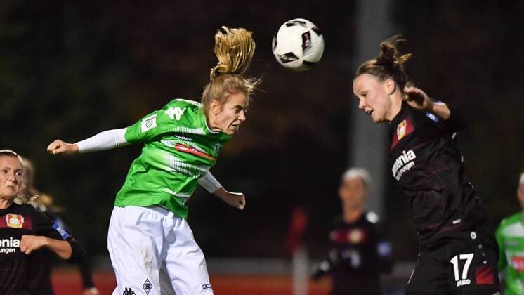 Kopfballduell Pauline Dallmann (Borussia Mönchengladbach) (4) Marina Hegering (Bayer 04 Leverkusen) (17), Allianz Frauen-Bundesliga : Bayer 04 Leverkusen - Borussia Mönchengladbach, xmkx