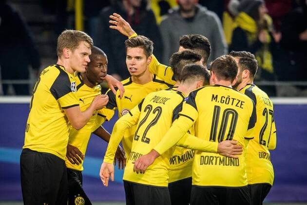 Dortmunder beim Torjubel nach dem Treffer zum 1:0 durch Adrian Ramos (Borussia Dortmund 20) mit Matthias Ginter (Borussia Dortmund 28) und Julian Weigl (Borussia Dortmund 33) beim Champions League Spiel zwischen Borussia Dortmund und Sporting Lissabon am 02.11.2016 Dortmund Copyright: xSchuelerx xEibnerx-xPressefotox EP_JSE