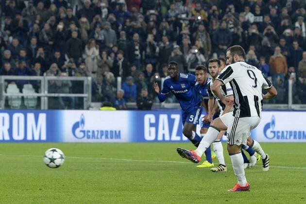 Fußball, CL, Juventus Turin - Olympique Lyon Champions League 2016 2017 Juventus Turin - Olympique Lyon gol Gonzalo Higuain 