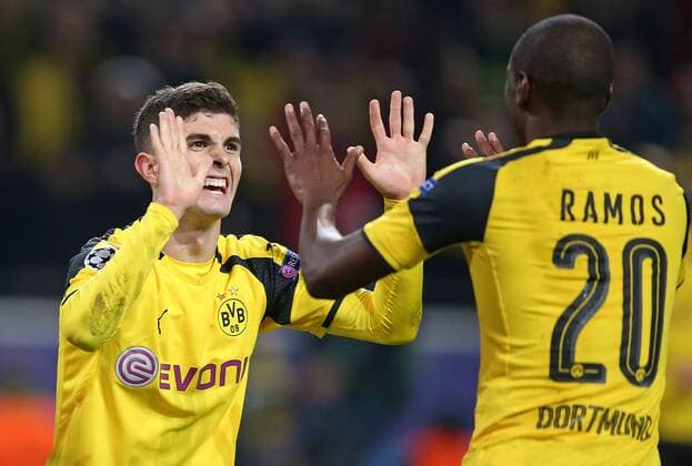 02.11.2016, Fussball Champions-League 2016 2017, Vorrunde 4.Spieltag, Borussia Dortmund - Sporting Lissabon, im Signal-Iduna-Park Dortmund. Jubel v.l. Christian Pulisic (Dortmund) und Torschütze Adrian Ramos (Dortmund) zum Tor zum 1:0 