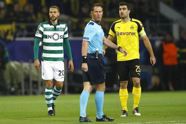 (l-r) Luc Castaignos of Sporting Club Portugal, referee Makkelie, Sokratis Papastathopoulos of Borussia Dortmundduring the UEFA Champions League group F match between Borussia Dortmund and Sporting Club de Portugal on November 2, 2016 at the Signal Iduna Park stadium in Dortmund, Germany. Borussia Dortmund v Sporting Club de Portugal UEFA Champions League 2016 2017 xVIxxIVx 6511713