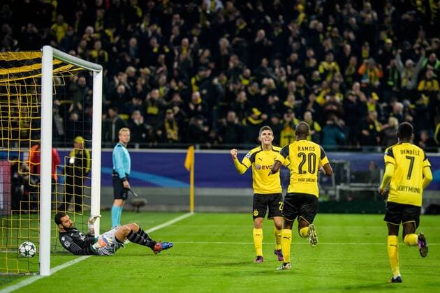 Christian Pulisic (Borussia Dortmund 22) und Adrian Ramos (Borussia Dortmund 20) beim Torjubel nach dem Treffer zum 1:0 mit Torwart Rui Patricio (Sporting CP 1) beim Champions League Spiel zwischen Borussia Dortmund und Sporting Lissabon am 02.11.2016 Dortmund Copyright: xSchuelerx xEibnerx-xPressefotox EP_JSE