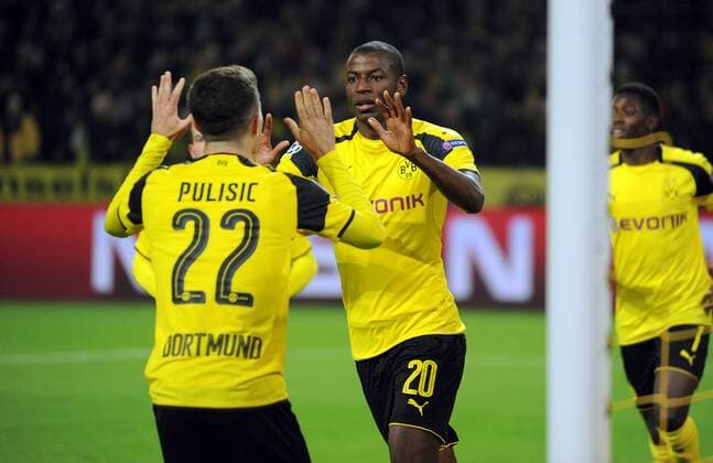Championsleague: Borussia Dortmund - Sporting Lissabon 02.11.2016. Jubel BvB nach dem 1:0. Li: Christian Pulisic (22) beglückwünscht den Torschützen Adrian Ramos. HM