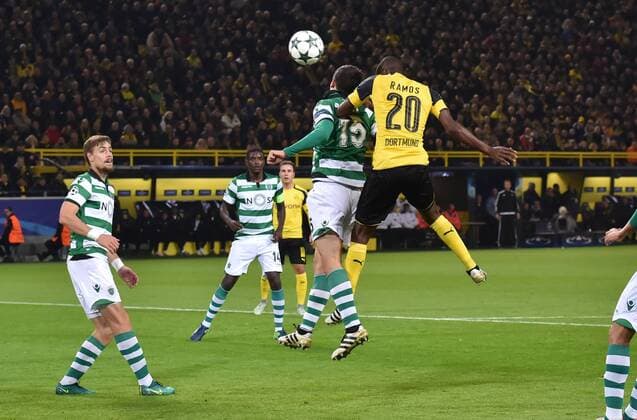 02.11.2016, Fussball UEFA Champions League 2016 17, Vorrunde, 4. Spieltag, Borussia Dortmund - Sporting Lissabon, Adrian Ramos (Borussia Dortmund), re., erzielt mit diesem Kopfball das Tor zum 1:0
