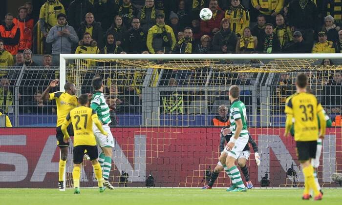 v.li.:Tor zum 1:0 Adrian Ramos (Borussia Dortmund) Adrian Ramos (Borussia Dortmund) Paulo Oliveira (Sporting Lissabon), Fussball, UEFA Champions League, Borussia Dortmund - Sporting Lissabon, xtvx