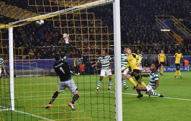 Bilder des Tages - SPORT 02.11.2016, Fussball UEFA Champions League 2016 17, Vorrunde, 4. Spieltag, Borussia Dortmund - Sporting Lissabon, Christian Pulisic (Borussia Dortmund), 2.v.re., trifft nur die Torlatte