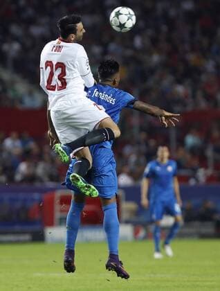 Sevilla s French defense Adil Rami (L) goes for a header against Dinamo s Chilean striker Junior Fernandes during the UEFA Champions league 4th round groups phase match between Sevilla and Dinamo Zagreb at Ramon Sanchez Pizjuan stadium in Seville, Andalusia, Spain, 02 November 2016. SEVILLA VS. DINAMO ZAGREB !ACHTUNG: NUR REDAKTIONELLE NUTZUNG!  SEV001 20161102-636137191490210308