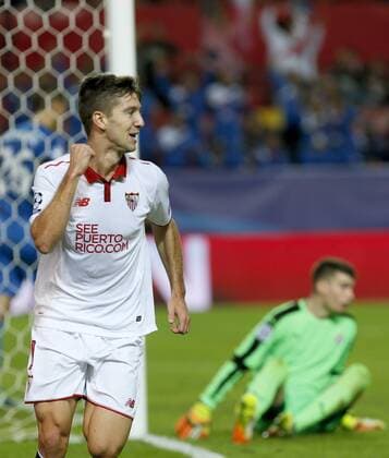 Sevilla s Argentinian striker Luciano Vietto celebrates a goal against Dinamo during the UEFA Champions league 4th round groups phase match between Sevilla and Dinamo Zagreb at Ramon Sanchez Pizjuan stadium in Seville, Andalusia, Spain, 02 November 2016. SEVILLA VS. DINAMO ZAGREB !ACHTUNG: NUR REDAKTIONELLE NUTZUNG!  SEV001 20161102-636137191517197962
