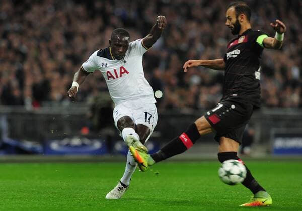 Bilder des Tages - SPORT Football - 2016 2017 UEFA Champions League - Group E: Tottenham Hotspur vs. Bayer Leverkusen Moussa Sissoko of Tottenham and Omer Toprak at Wembley. COLORSPORT ANDREW COWIE 