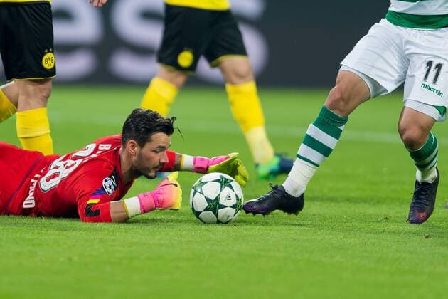 Dortmund, Germany 02.11.2016, UEFA Champions League - 2016 17 Season, Group F - Matchday 4, BV Borussia Dortmund - Sporting Lissabon, Torwart Roman Buerki (BVB) gegen Bruno Cesar (SCP) ( DeFodi001