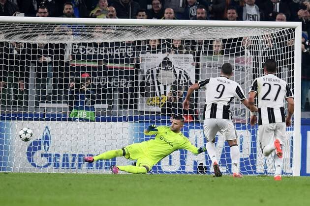 Fußball, CL, Juventus Turin - Olympique Lyon Mg Torino 02 11 2016 - Champions League Juventus-Lione foto Matteo Gribaudi Image nella foto: gol Gonzalo Higuain 