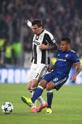 Fußball, CL, Juventus Turin - Olympique Lyon Mg Torino 02 11 2016 - Champions League Juventus-Lione foto Matteo Gribaudi Image nella foto: Mario Mandzukic-Corentin Tolisso 