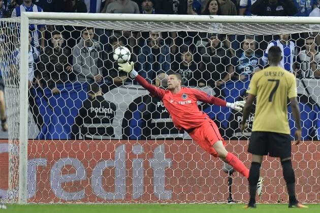 PORTO, PORTUGAL - NOVEMBER 2 : Ludovic Butelle goalkeeper of Club Brugge in action during the Champions League Group H stage match of FC Porto against Club Brugge at the Estadio do Dragao on November 02, 2016 in Porto, Portugal, 2 11 2016 FOOTBALL : FC Porto vs FC Bruges - Ligue des Champions - 02 11 2016 Photonews Panoramic  665586651