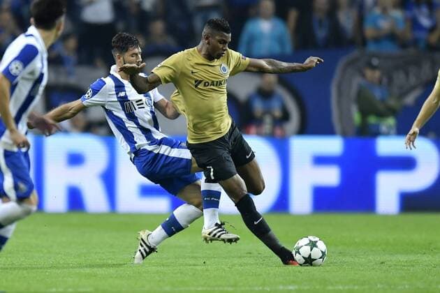 Bilder des Tages - SPORT PORTO, PORTUGAL - NOVEMBER 2 : Felipe of FC Porto tackles Moraes Ferreira Da Silva Wesley forward of Club Brugge during the Champions League Group H stage match of FC Porto against Club Brugge at the Estadio do Dragao on November 02, 2016 in Porto, Portugal, 2 11 2016 FOOTBALL : FC Porto vs FC Bruges - Ligue des Champions - 02 11 2016 Photonews Panoramic  665586651