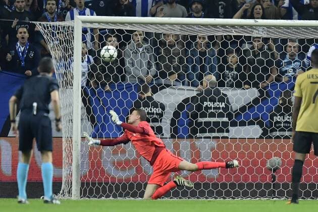 PORTO, PORTUGAL - NOVEMBER 2 : Ludovic Butelle goalkeeper of Club Brugge in action during the Champions League Group H stage match of FC Porto against Club Brugge at the Estadio do Dragao on November 02, 2016 in Porto, Portugal, 2 11 2016 FOOTBALL : FC Porto vs FC Bruges - Ligue des Champions - 02 11 2016 Photonews Panoramic  665586651