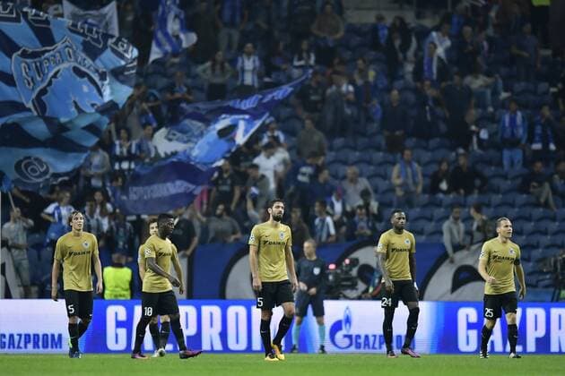 PORTO, PORTUGAL - NOVEMBER 2 : Some players of Club Brugge looking dejected after the openings goal of FC Porto during the Champions League Group H stage match of FC Porto against Club Brugge at the Estadio do Dragao on November 02, 2016 in Porto, Portugal, 2 11 2016 FOOTBALL : FC Porto vs FC Bruges - Ligue des Champions - 02 11 2016 Photonews Panoramic  665586651