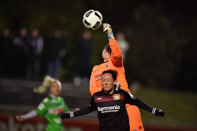 Starke Parade von Christina Bellinghoven (Borussia Mönchengladbach) (12) vor Lisa Schwab (Bayer 04 Leverkusen) (19), Allianz Frauen-Bundesliga : Bayer 04 Leverkusen - Borussia Mönchengladbach, xmkx