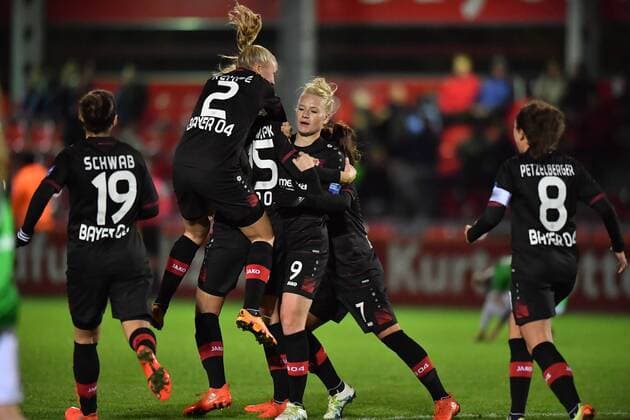 Jubel, Freuen, celebrate, happy, cheer , Goal Celebration Bayer 04 Leverkusen zum 2:1, Allianz Frauen-Bundesliga : Bayer 04 Leverkusen - Borussia Mönchengladbach, xmkx