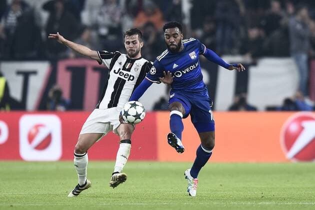 Fußball, CL, Juventus Turin - Olympique Lyon Champions League 2016 2017 Juventus Turin - Olympique Lyon Alexandre Lacazette-Miralem Pjanic 