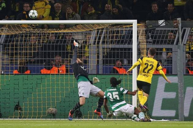 Bilder des Tages - SPORT v.li.: Torschuss Christian Pulisic (Borussia Dortmund) Torwart Rui Patricio (Sporting Lissabon) Ruben Semedo (Sporting Lissabon) Christian Pulisic (Borussia Dortmund), Fussball, UEFA Champions League, Borussia Dortmund - Sporting Lissabon, xtvx