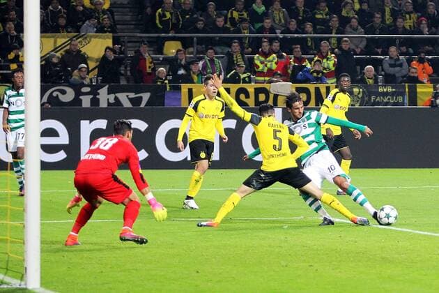 v.li.: Torwart Roman Bürki (Borussia Dortmund) Marc Bartra (Borussia Dortmund) Bryan Ruiz (Sporting Lissabon), Fussball, UEFA Champions League, Borussia Dortmund - Sporting Lissabon, xtvx