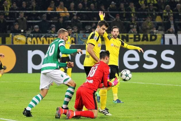 v.li.: Luc Castaignos (Sporting Lissabon) Torwart Roman Bürki (Borussia Dortmund) Sokratis (Borussia Dortmund), Fussball, UEFA Champions League, Borussia Dortmund - Sporting Lissabon, xtvx