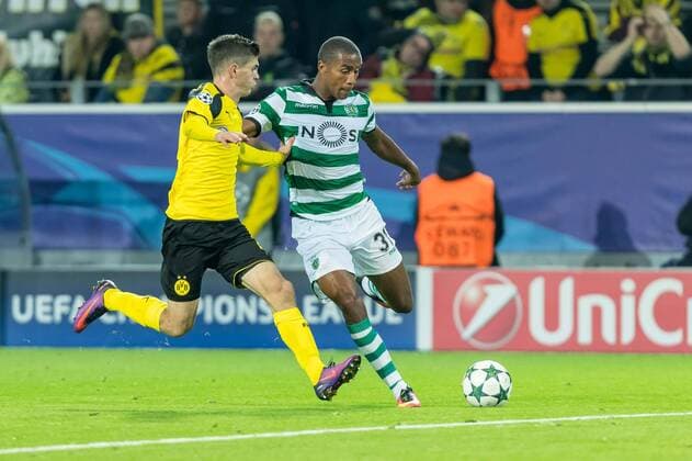 Dortmund, Germany 02.11.2016, UEFA Champions League - 2016 17 Season, Group F - Matchday 4, BV Borussia Dortmund - Sporting Lissabon, Christian Pulisic (BVB) gegen Marvin Zeegelaar (SCP 31) ( DeFodi048