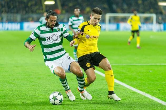 Dortmund, Germany 02.11.2016, UEFA Champions League - 2016 17 Season, Group F - Matchday 4, BV Borussia Dortmund - Sporting Lissabon, Raphael Guerreiro (BVB) gegen Ezequiel Schelotto (SCP 2) ( DeFodi048
