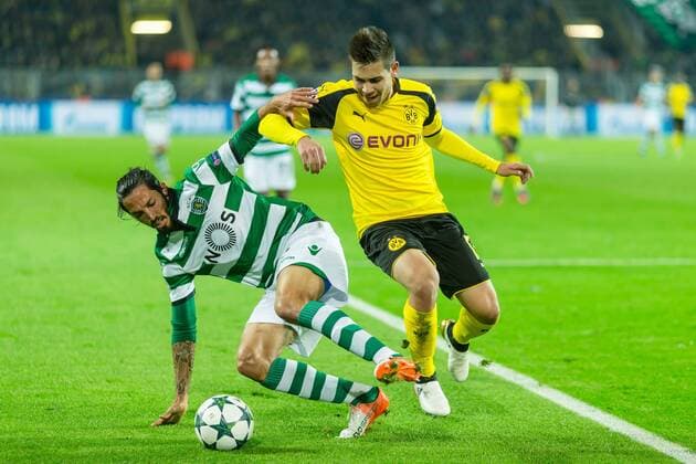 Dortmund, Germany 02.11.2016, UEFA Champions League - 2016 17 Season, Group F - Matchday 4, BV Borussia Dortmund - Sporting Lissabon, Raphael Guerreiro (BVB) gegen Ezequiel Schelotto (SCP 2) ( DeFodi048