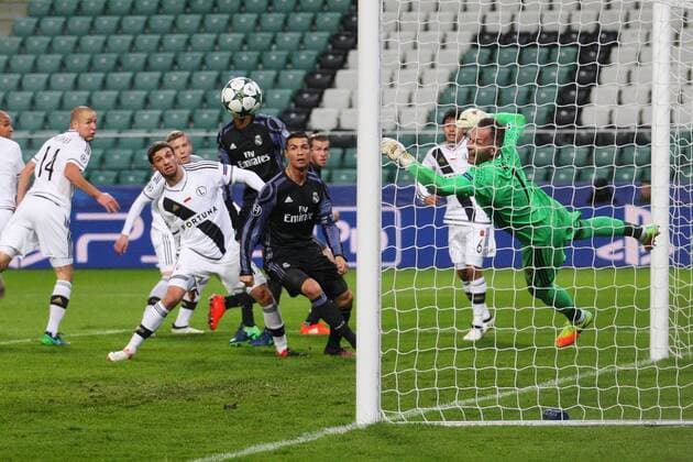 Bilder des Tages - SPORT Fußball, CL, Legia Warschau - Real Madrid Fußball Champions League 2016 2017 Legia Warschau - Real Madrid ADAM HLOUSEK BARTOSZ BERESZYNSKI CRISTIANO RONALDO ARKADIUSZ MALARZ  161102MSZ004