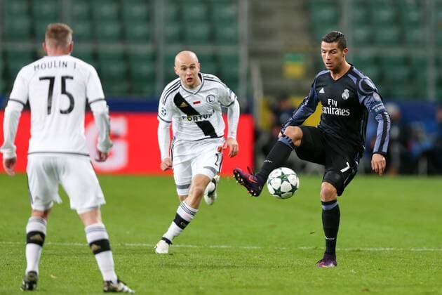 Fußball, CL, Legia Warschau - Real Madrid Fußball Champions League 2016 2017 Legia Warschau - Real Madrid MICHAL PAZDAN CRISTIANO RONALDO  161102PYK0133