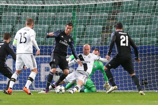 Fußball, CL, Legia Warschau - Real Madrid Fußball Champions League 2016 2017 Legia Warschau - Real Madrid CRISTIANO RONALDO MICHAL PAZDAN  161102PYK0135