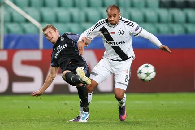 Fußball, CL, Legia Warschau - Real Madrid Fußball Champions League 2016 2017 Legia Warschau - Real Madrid , Toni Kroos (Real), Vadis Odjidja Ofoe (Legia), football, UEFA Champions League,  20161102toja46
