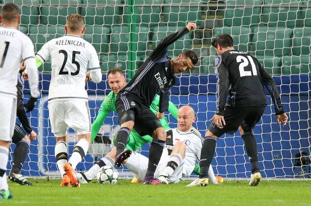Fußball, CL, Legia Warschau - Real Madrid Fußball Champions League 2016 2017 Legia Warschau - Real Madrid , Cristiano Ronaldo (Real), Alvaro Morata (Real), Arkadiusz Malarz (Legia), Michal Pazdan (Legia), football, UEFA Champions League,  20161102toja58