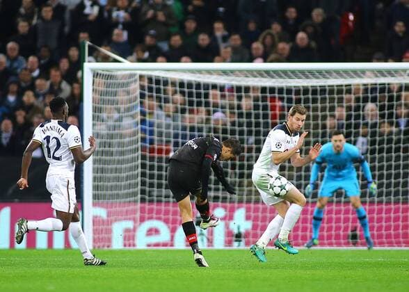 02.11.2016. Wembley, London, England. UEFA Champions League Football. Tottenham Hotspur versus Bayer Leverkusen. Tottenham Hotspur Defender Jan Vertonghen blocks a shot from Bayer Leverkusen Forward Javier Hern& xe1;ndez xMarkxKertonx  ActionPlus11806958