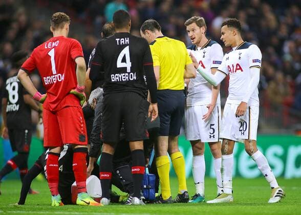 02.11.2016. Wembley, London, England. UEFA Champions League Football. Tottenham Hotspur versus Bayer Leverkusen. Tottenham Hotspur Defender Jan Vertonghen and Tottenham Hotspur Midfielder Dele Alli protest to Referee Jonas Eriksson, after play is stopped during a Tottenham attack, due to Bayer Leverkusen Midfielder Benjamin Henrichs staying down on the ground injured xMarkxKertonx  ActionPlus11806960