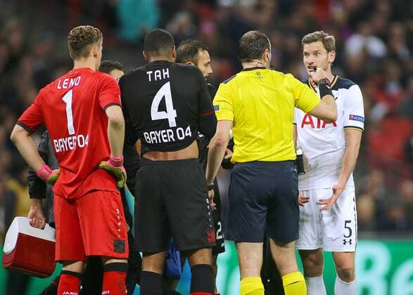 02.11.2016. Wembley, London, England. UEFA Champions League Football. Tottenham Hotspur versus Bayer Leverkusen. Tottenham Hotspur Defender Jan Vertongheni protests to Referee Jonas Eriksson, after play is stopped during a Tottenham attack, due to Bayer Leverkusen Midfielder Benjamin Henrichs staying down on the ground injured xMarkxKertonx  ActionPlus11806961