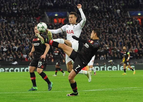 Bilder des Tages - SPORT Football - 2016 2017 UEFA Champions League - Group E: Tottenham Hotspur vs. Bayer Leverkusen Javier Hernandez of Bayer 04 Leverkusen and Dele Alli of Tottenham at Wembley. COLORSPORT ANDREW COWIE 