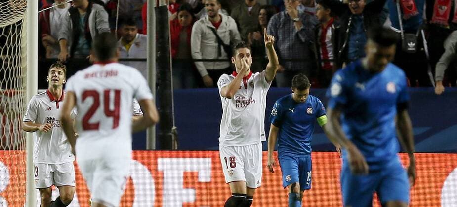 Fußball, CL, FC Sevilla - Dinamo Zagreb Sevilla s defense Sergi Escudero (C) celebrates the second goal of the team during the UEFA Champions league 4th round groups phase match between Sevilla and Dinamo Zagreb at Ramon Sanchez Pizjuan stadium in Seville, Andalusia, Spain, 02 November 2016. SEVILLA VS. DINAMO ZAGREB !ACHTUNG: NUR REDAKTIONELLE NUTZUNG!  SEV001 20161102-636137226653655096
